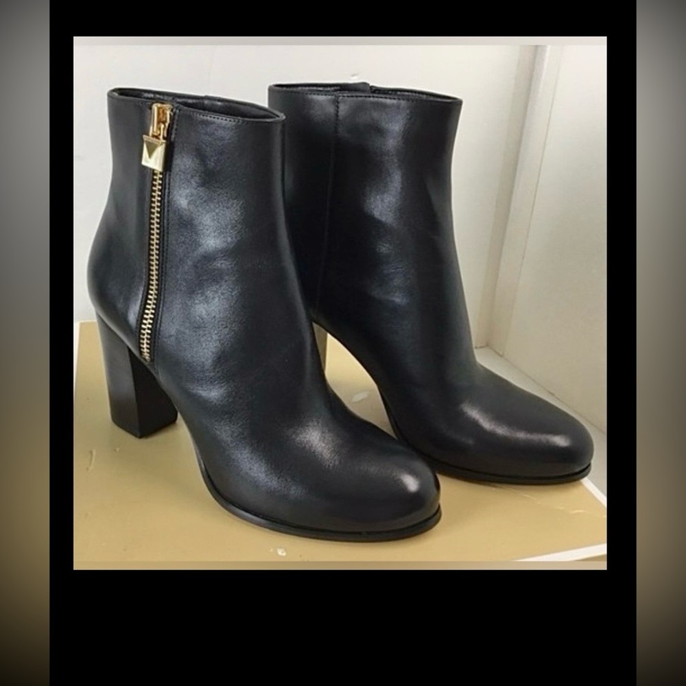 MICHAEL Michael Kors Margaret Ankle Boots Side Zippers in Black Leather size 8 B